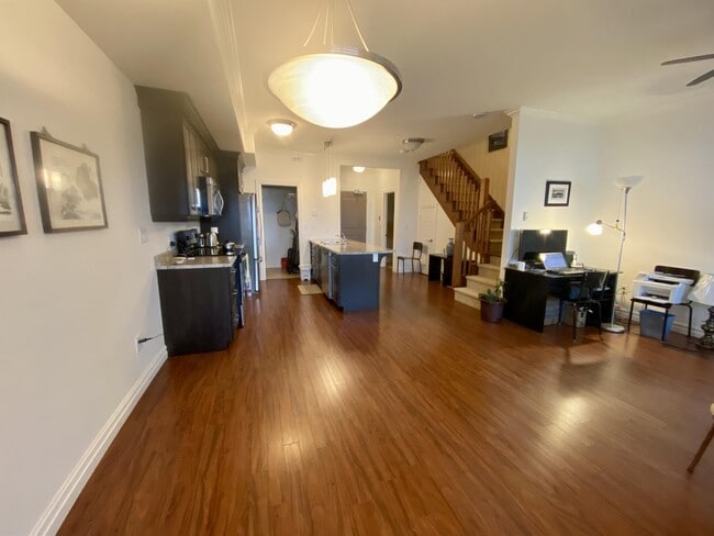 Building Photo - 10 Suvla St