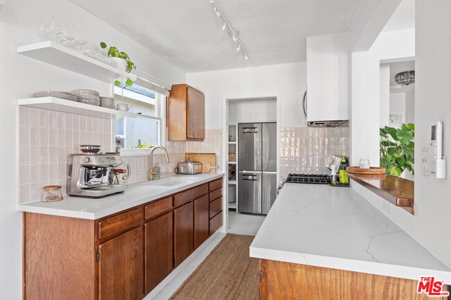 Building Photo - 668 Marr St