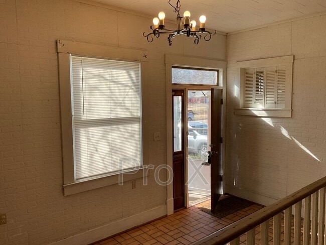 Building Photo - 418 W 9th St