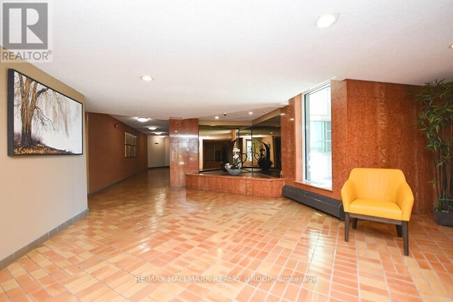 Building Photo - 555-1555 Brittany Dr