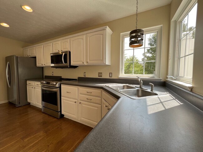 Foto del edificio - Fantastic Updated 3 bedroom 2.5 bathroom T...