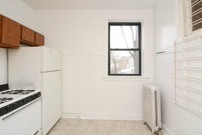 Building Photo - 2426 N Sawyer Ave