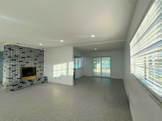 Foto del edificio - 13815 Good Life Rd