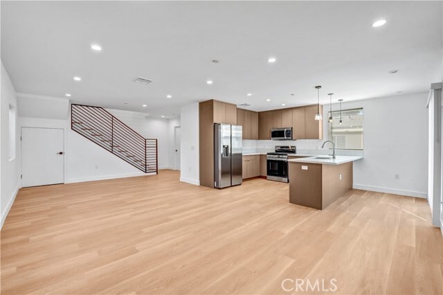 Foto del edificio - 18221 Chatsworth St