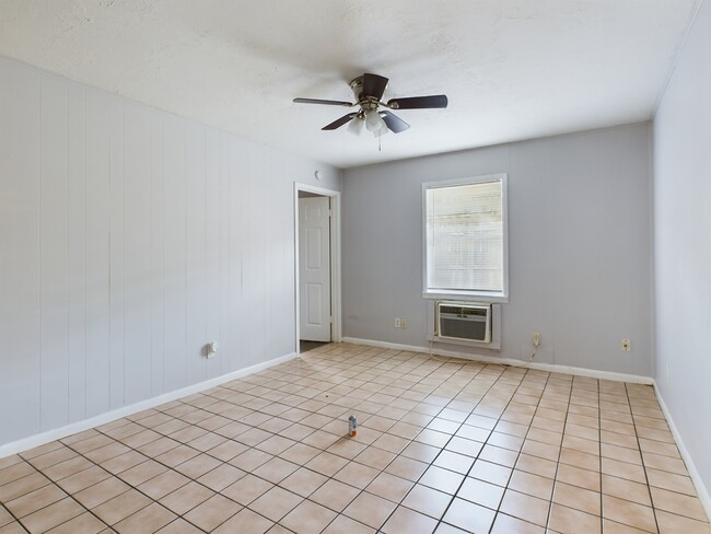 Building Photo - 308 Ehlinger Dr