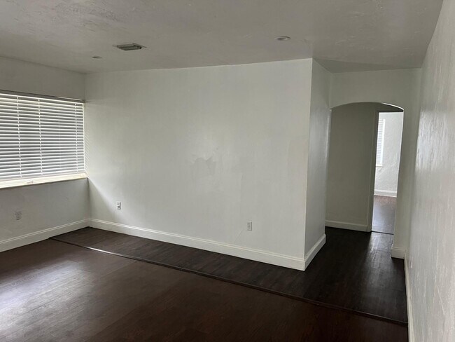 Living Room Hallway to 2 Bedrooms and Bathroom - 620 NE 140th St