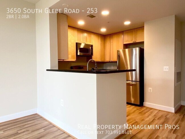 Building Photo - Stunning Garden Level Condo at the Popular...