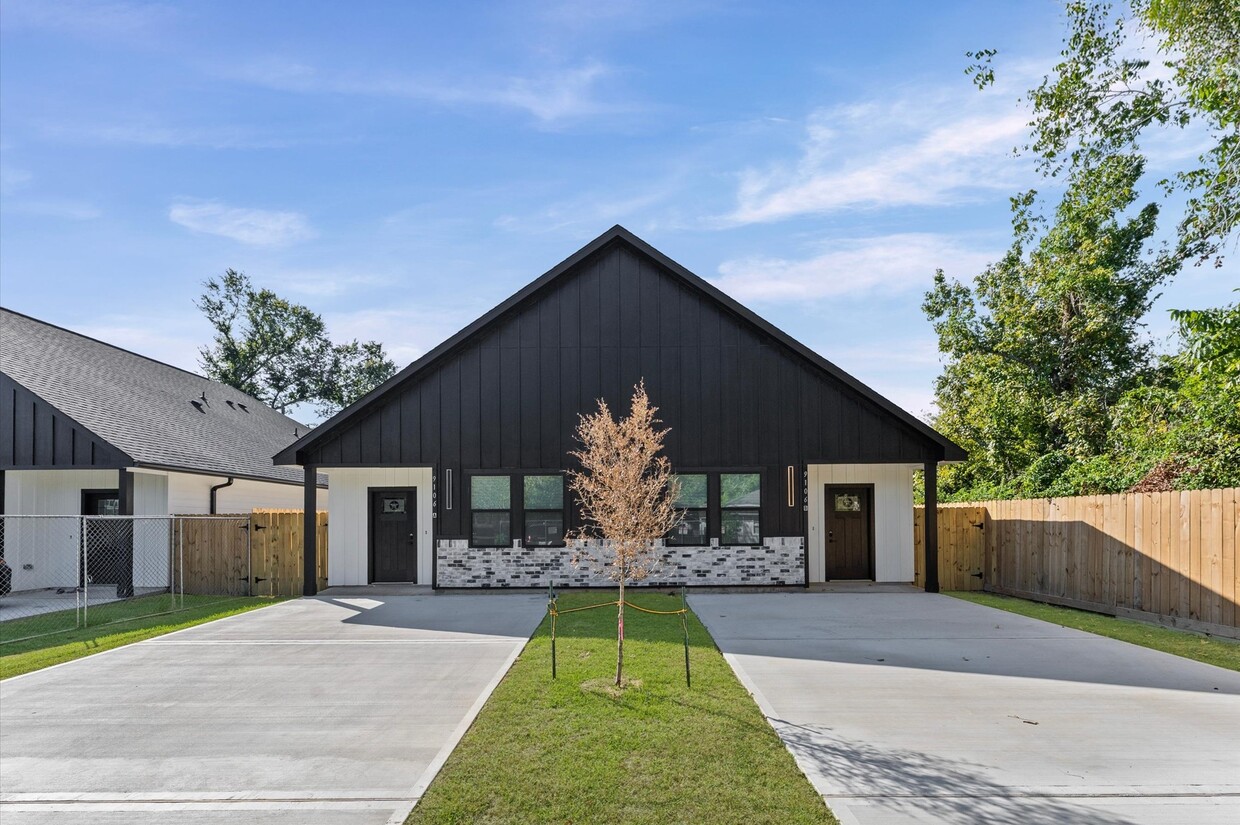 Primary Photo - 9106 Everglade Dr