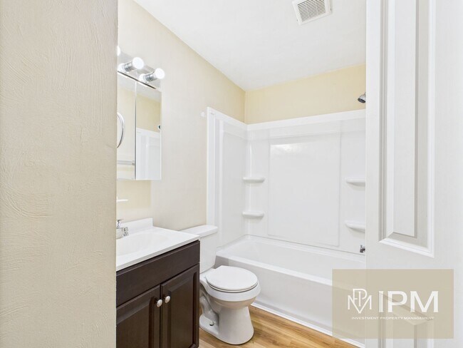 Foto del edificio - Bright & Inviting 2BR Townhome in Dallastown Schools!