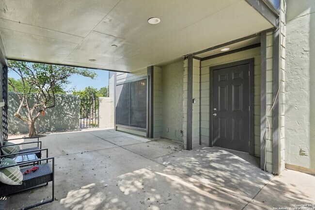 Foto del edificio - 10609 Starcrest Dr