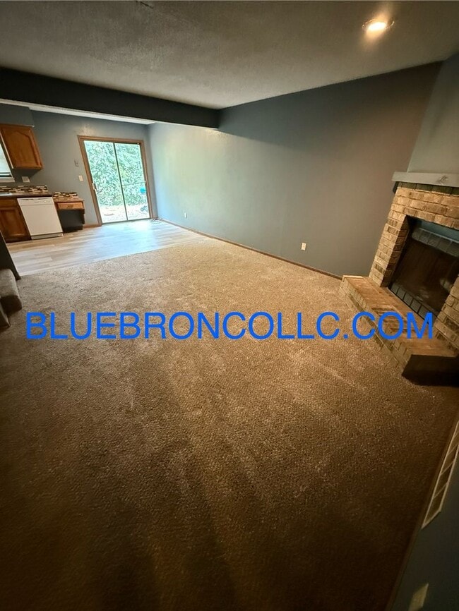 Foto del edificio - New flooring and fresh paint in this spaci...