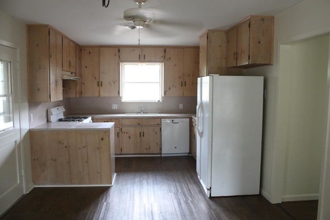 Building Photo - 403 Fairview Dr