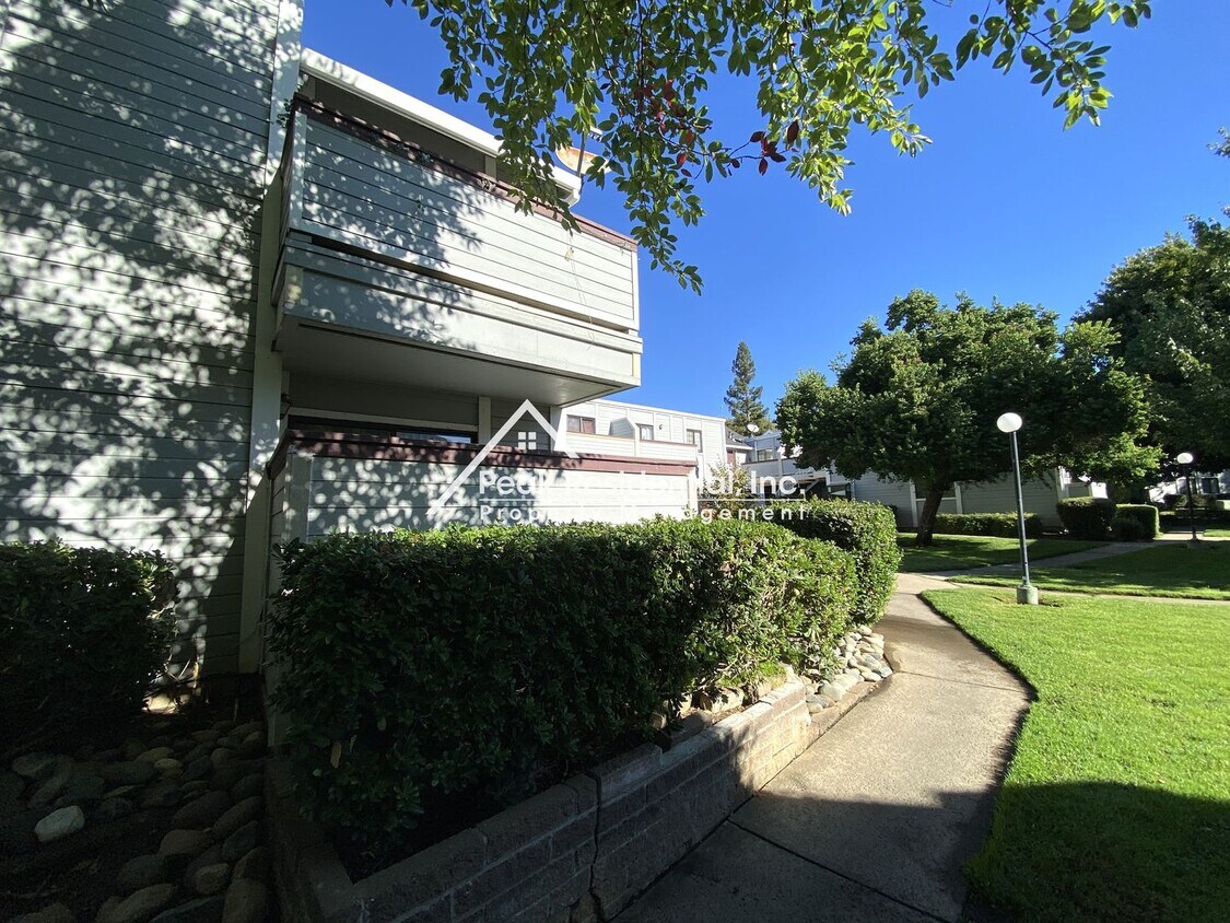 Foto del edificio - Very Nice Coventry Square 2bd/2ba Condo - ...