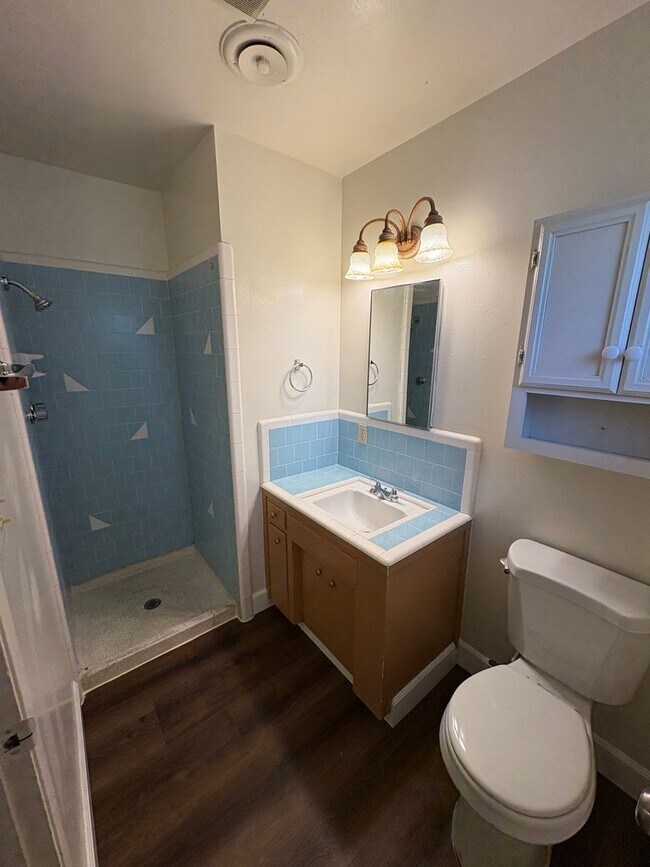 Foto del edificio - Corner lot home near Shopping Center Available Now!