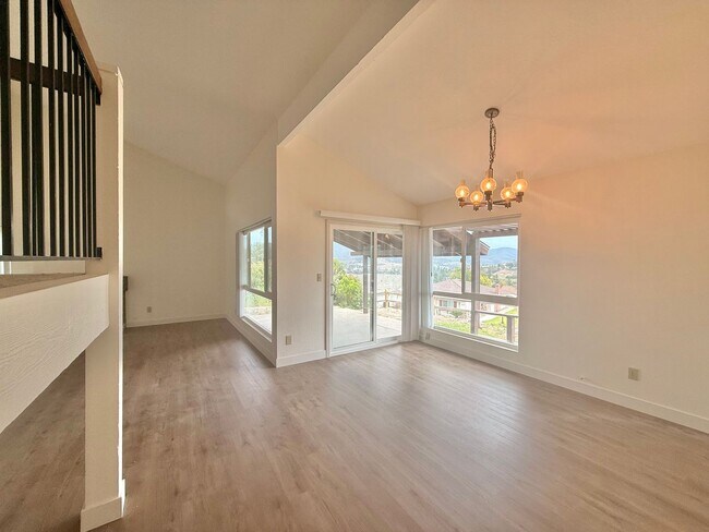 Building Photo - Large Home on Cul-de-Sac!