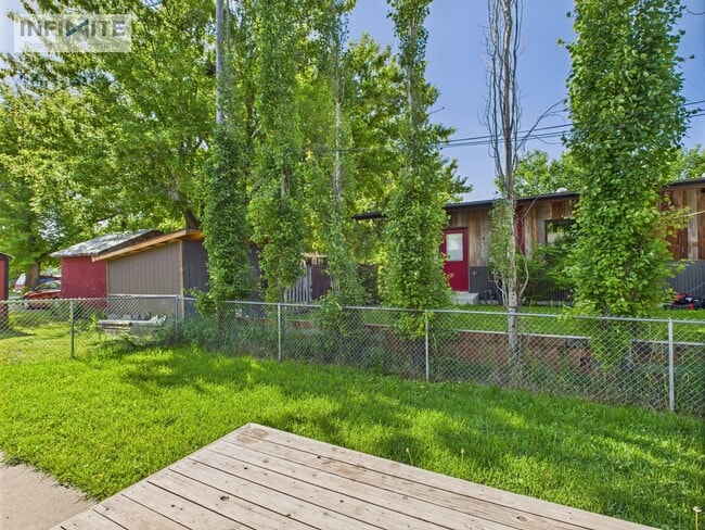 Building Photo - Cute As A Button 3 Bedroom