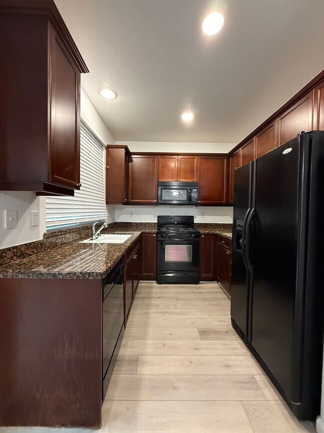 Foto del edificio - ** 3-Bedroom Two Story Home in Desirable Roseville Location!**