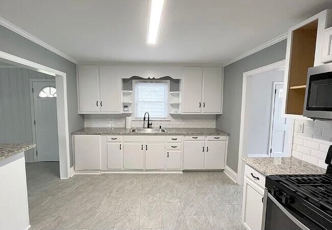 Building Photo - 903 Lakeview Dr