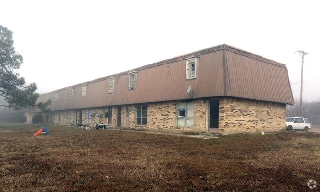 Primary Photo - Outback Apartments