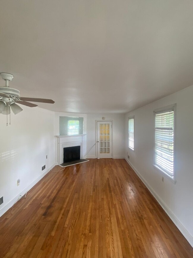 Foto del edificio - Adorable Capecod 4 bdrm/1.5 bath Home w/Office Located on Monument Ave. Near Willow Lawn!