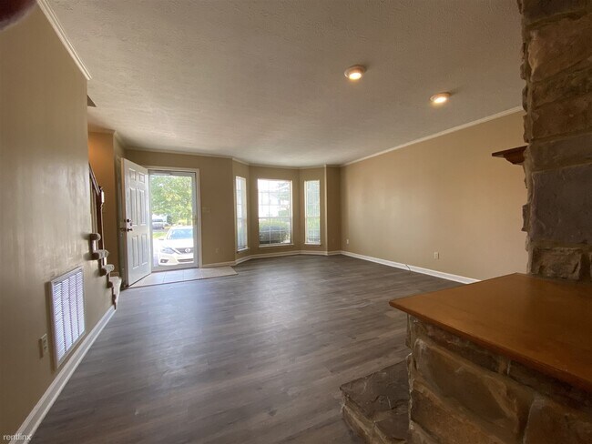 Building Photo - 2 br, 2.5 bath Townhome - 1317 Sun Way D