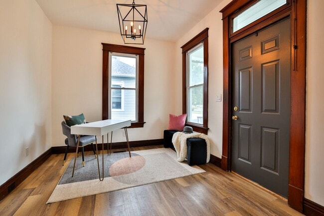 Building Photo - Newly Renovated Single Family Home