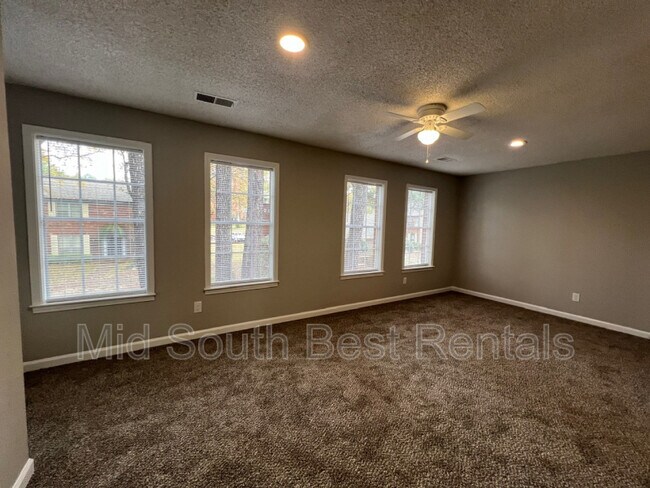 Foto del edificio - 3156 Tulip Poplar Dr