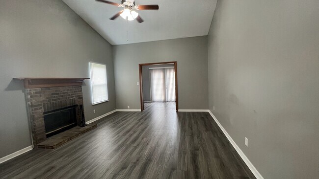 Building Photo - 2940 Village Park S Dr