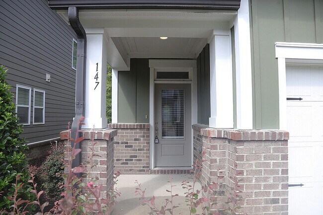 Building Photo - 147 Manordale Dr