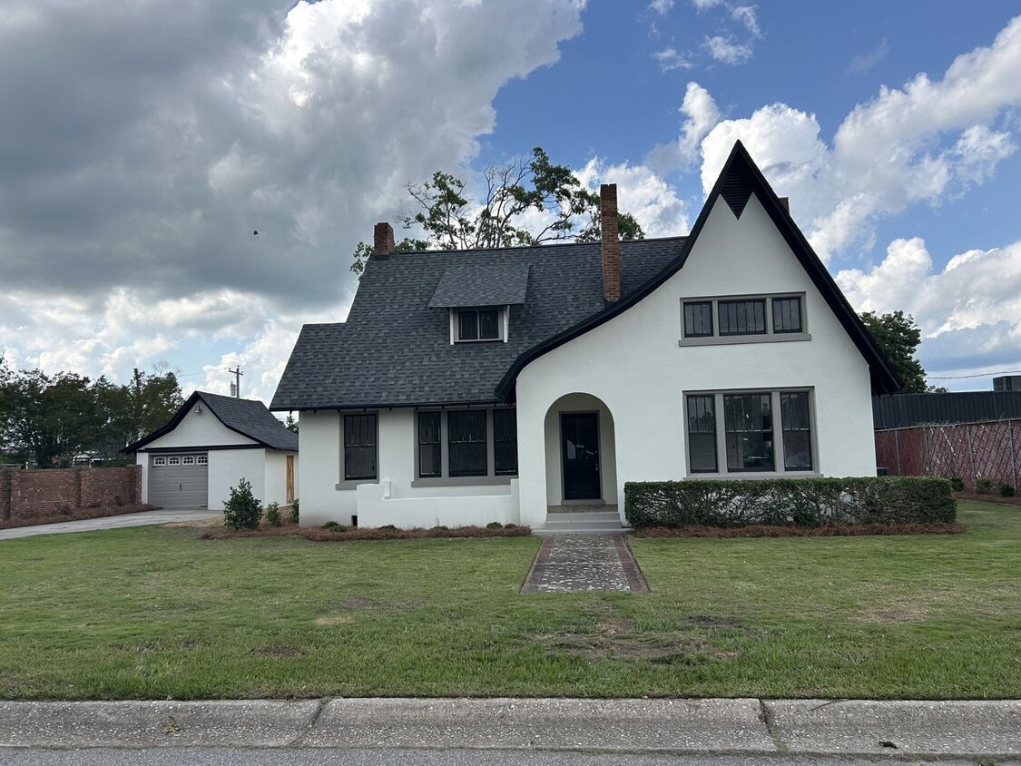 Foto principal - 3-Bedroom 2-Bath Home