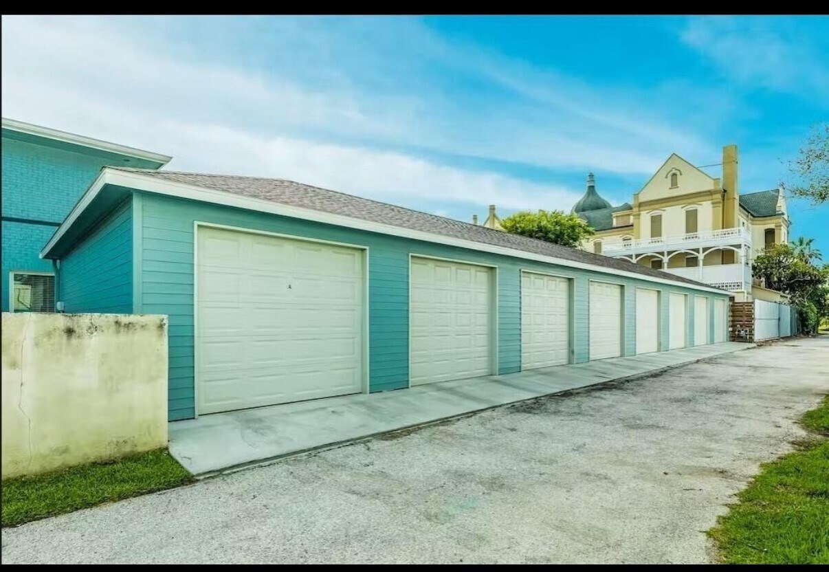 Building Photo - 2428 Bernardo De Galvez Ave