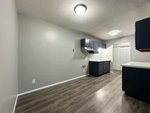Building Photo - 1315 N Dowling Ave