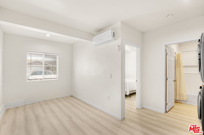 Foto del edificio - 7703 Baird Ave