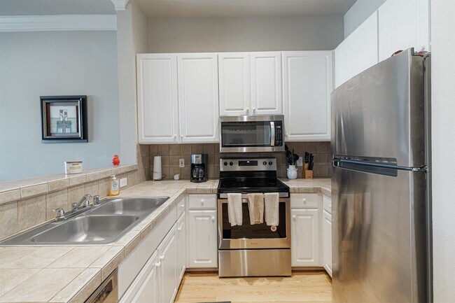 Foto del edificio - 2400 McCue Rd