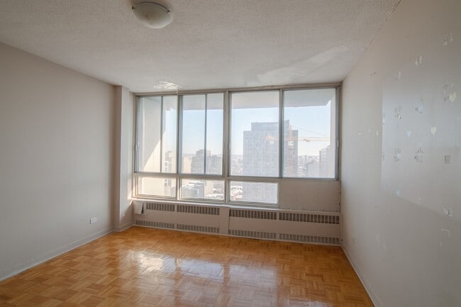 Building Photo - 1975 Maisonneuve Blvd W