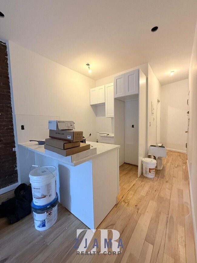 Foto del edificio - 1 bedroom in Brooklyn NY 11216