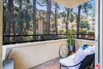 Building Photo - 6728 Hillpark Dr