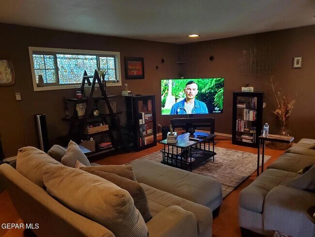 Foto del edificio - 2705 Jackson Ave