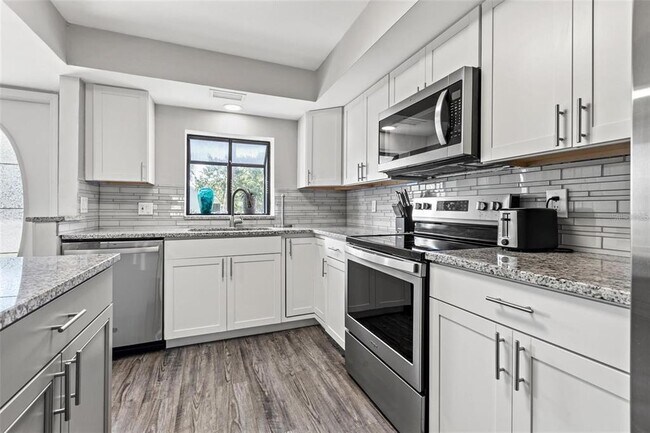 Foto del edificio - 275 Capri Cir N