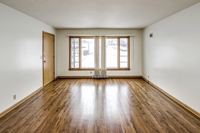 Building Photo - PRE-LEASING Spacious 3-Bed and 2-Bath Apartment!