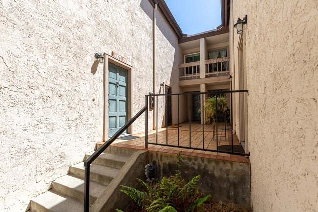 Building Photo - Upgraded 1 Bed 1 Bath 2 Story Townhome in ...