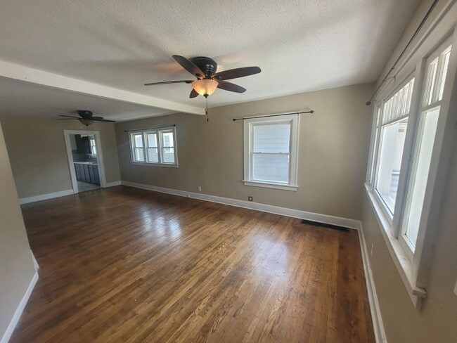 Building Photo - 3 Bedroom, 1 Bathroom Home