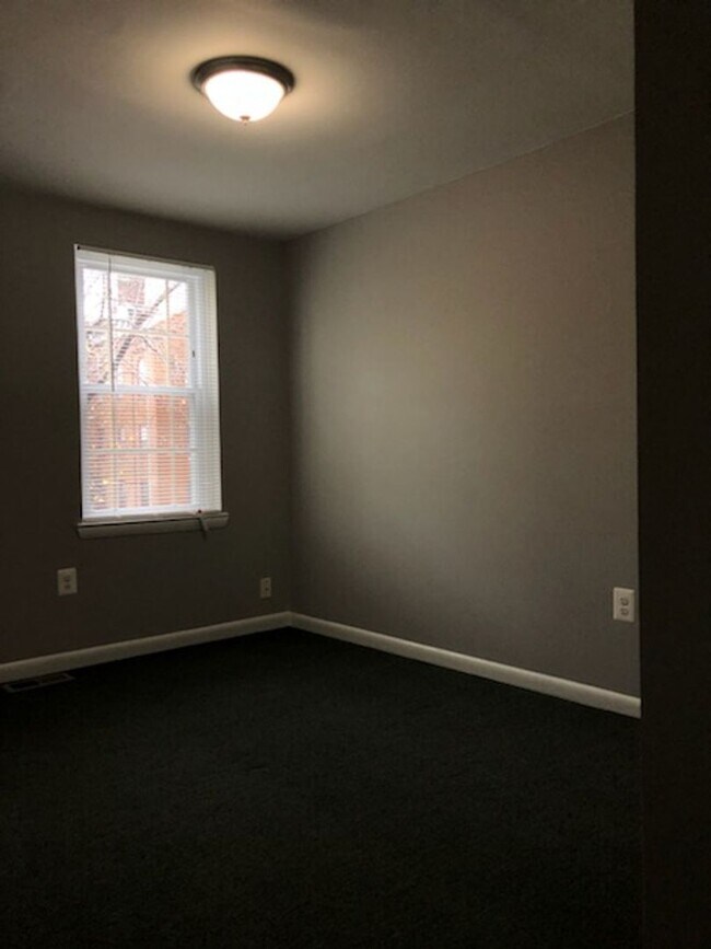 Foto del edificio - 1219 E Chase St