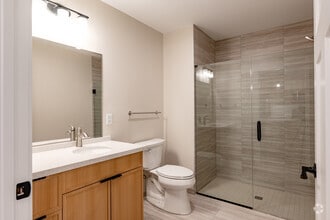 1BD, 1BA - 870SF - Bathroom - Overland Crossing