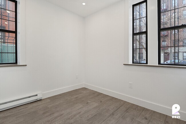 Foto del edificio - 65 Seaman Ave