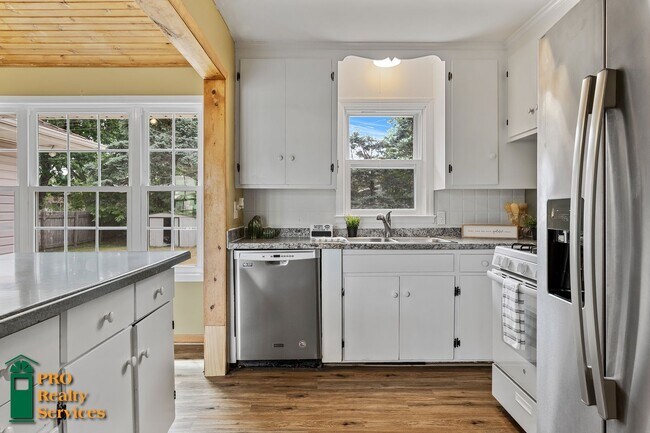 Foto del edificio - 4 Bedroom Home in Brooklyn Center