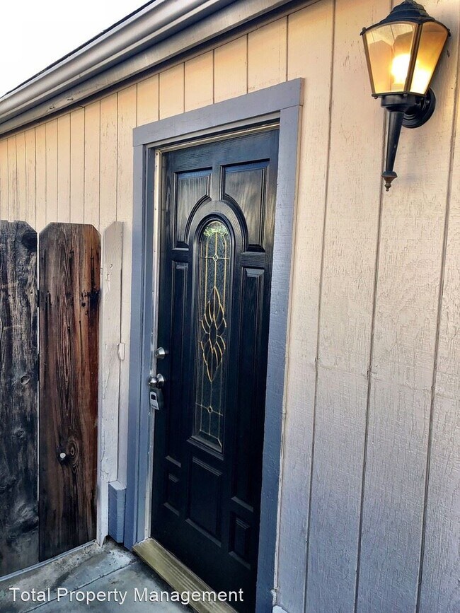 Building Photo - 3 br, 2 bath House - 240 E. Elowin Ct.