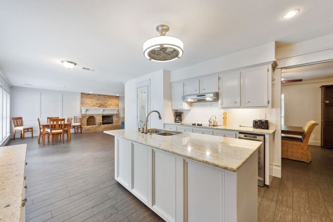 Building Photo - 2824 S Logrun Cir