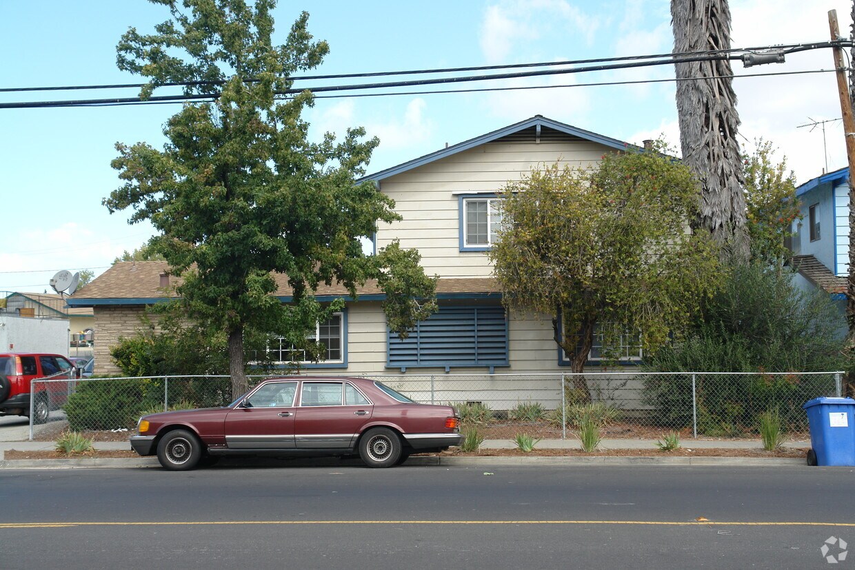 Building Photo - 823 Hillsdale Ave