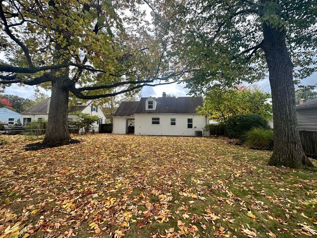 Building Photo - A charming Upper Arlington Home!
